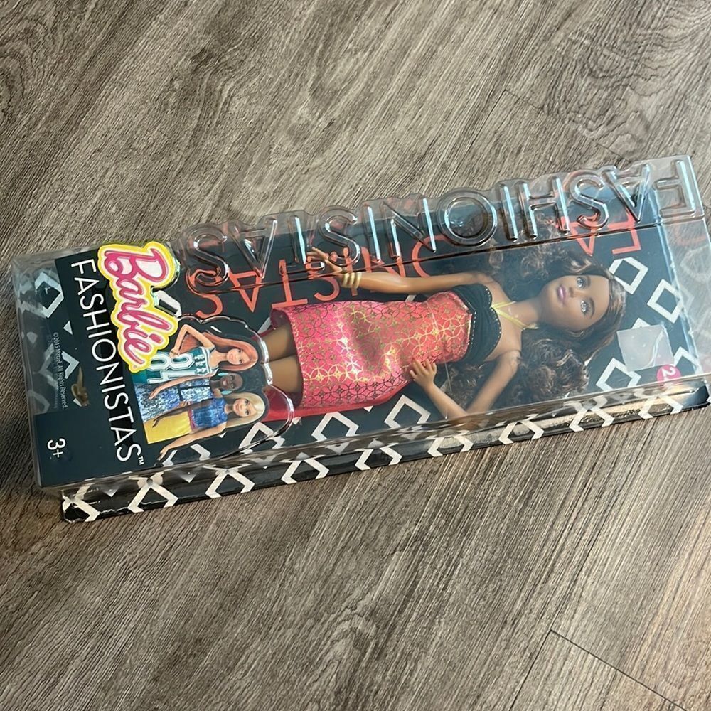 Barbie Fashionistas Doll 24 Crazy for Coral - Petite. NEW